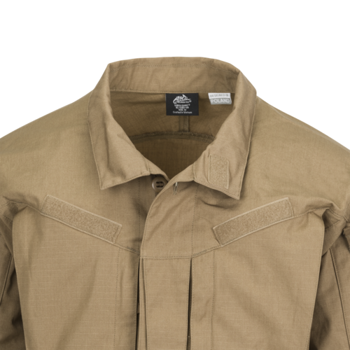 Beige Airsoft-Hemd mit Kragen und Schulterklappen, ideal für taktische Einsätze.