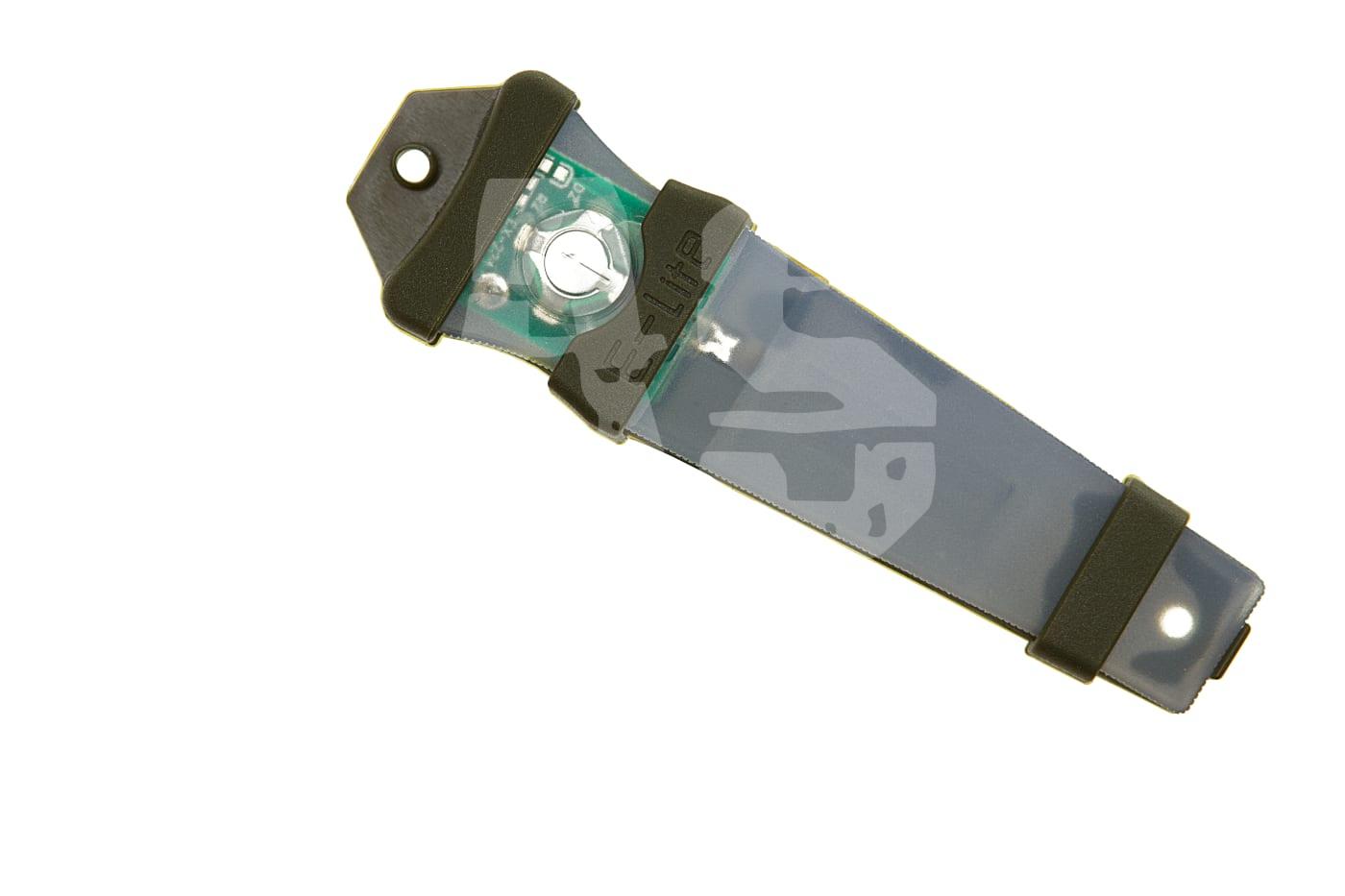 Aufsteckbare Airsoft-Leuchte mit Batterieeinsatz, schwarzem Gehäuse und Schlaufe.