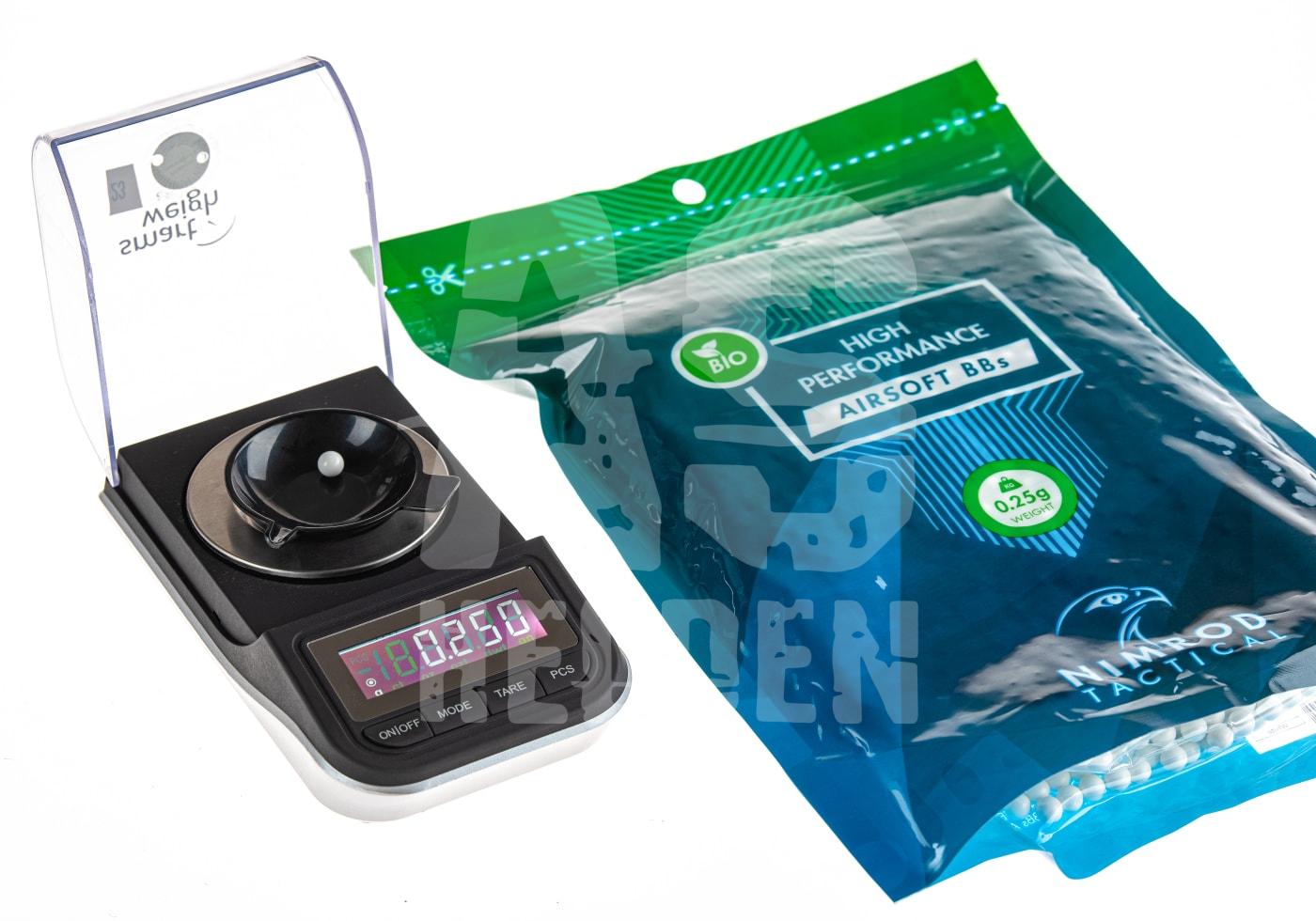 Digitale Waage mit 0,25g Airsoft BBs-Packung, grüne Bio-Verpackung von Nimrod Tactical.