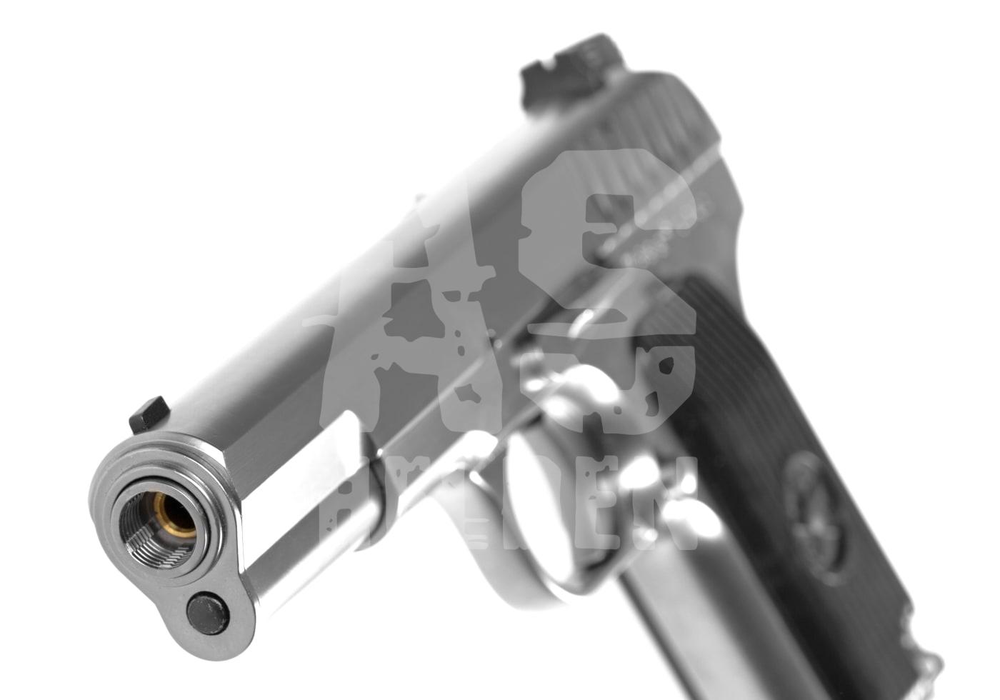 Silberne Airsoft-Pistole mit Fokus auf dem Lauf, Detailaufnahme, weißer Hintergrund.