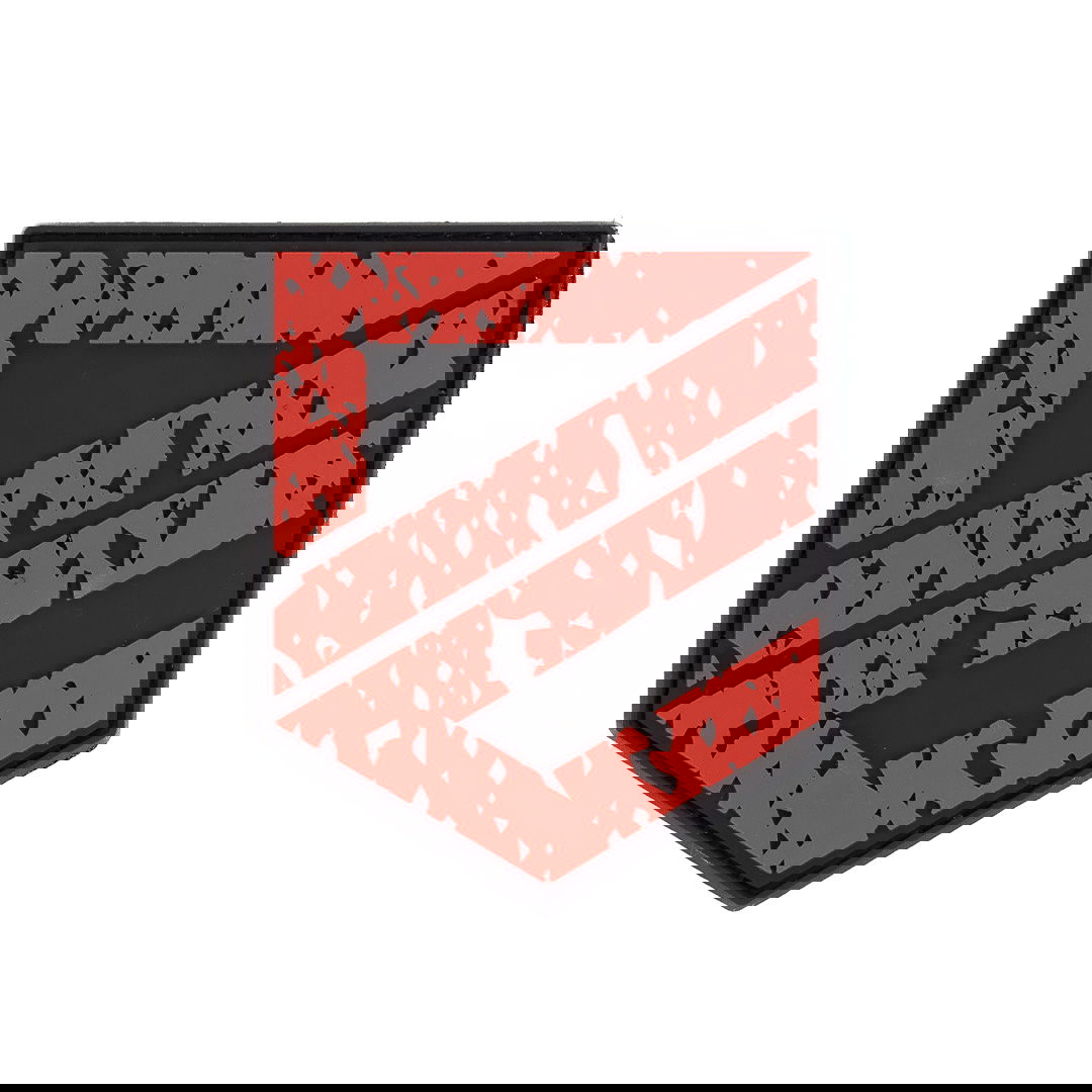 PVC-Patch mit rotem, abgenutztem Chevron-Muster auf schwarzem Hintergrund. Ideal für Airsoft-Ausrüstung.