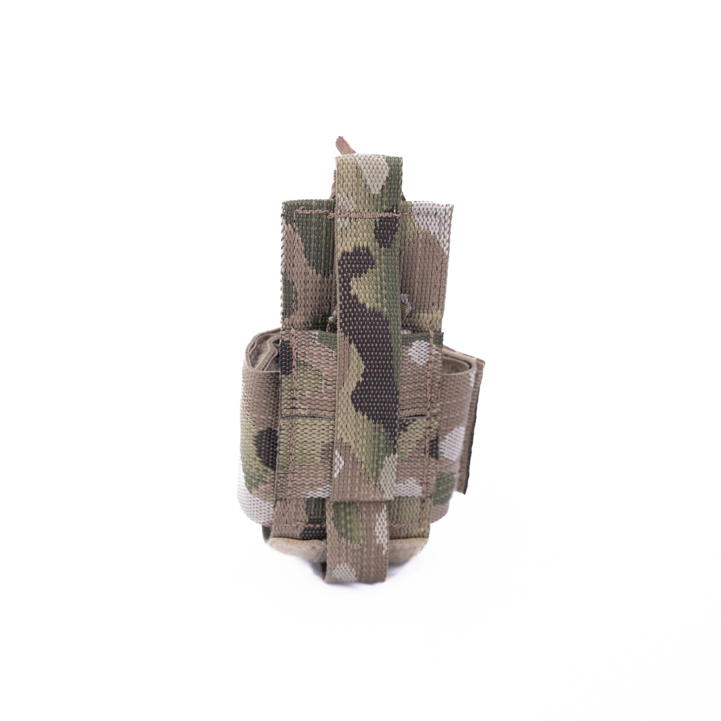 Tarnfarbene Airsoft Magazintasche, senkrecht ausgerichtet, mit MOLLE-Befestigungssystem.