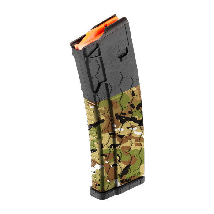 Airsoft-Magazin mit Tarnmuster und sechseckigem Design, schräg seitlich dargestellt.