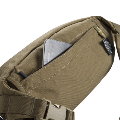 Olivegrüne Airsoft-Tasche mit offenem Reißverschluss, zeigt Handyfach.