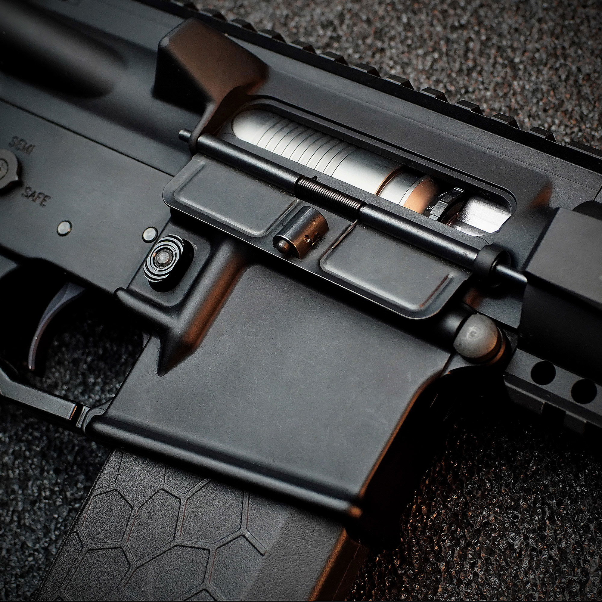 Wolverine Airsoft MTW Forged Series Gen 3 Semi-Only 10" - ab 18 Jahren Nahaufnahme eines Airsoft-Gewehrs mit sichtbarem Inneren des Verschlusses, Detail des Griffstücks und Magazins.
