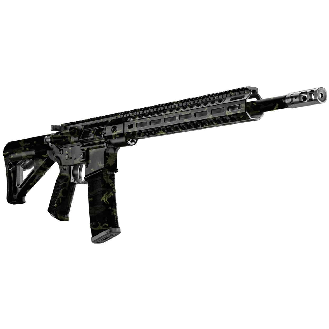 Airsoft-Gewehr mit langem Lauf, schwarzem und grünem Tarnmuster, taktischem Schaft und Zubehörschiene.