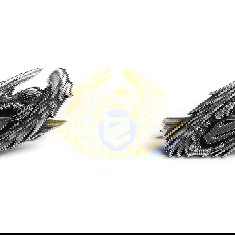 Goldener Abzeichen mit Flügeln und blauem Emblem, ideal für Airsoft-Accessoires.