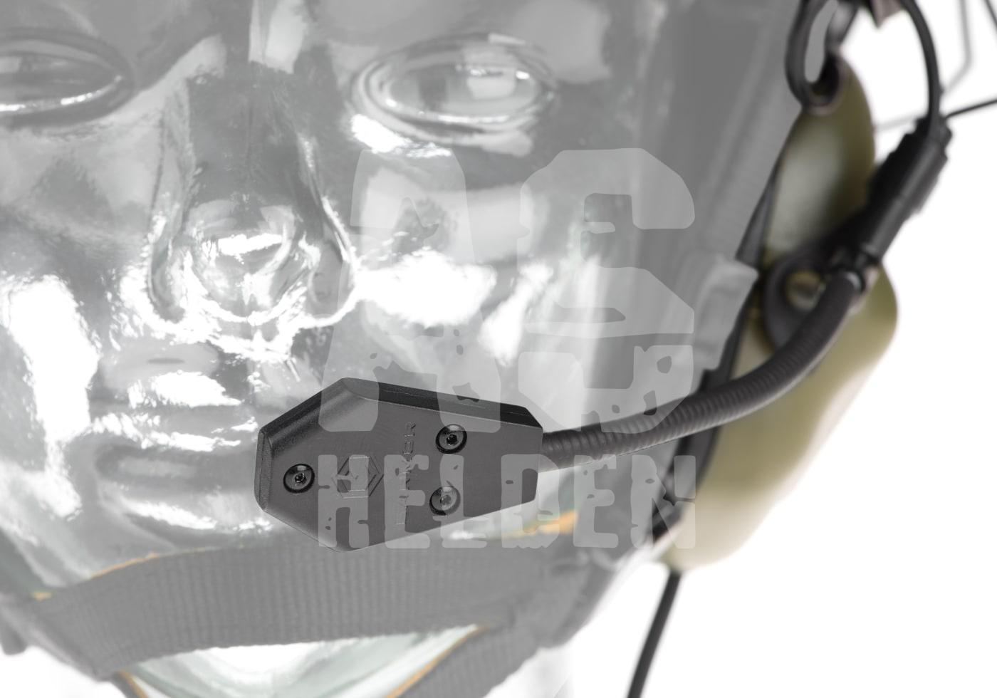 Taktisches Headset-Mikrofon an Glasmannequin, für Airsoft-Kommunikation.