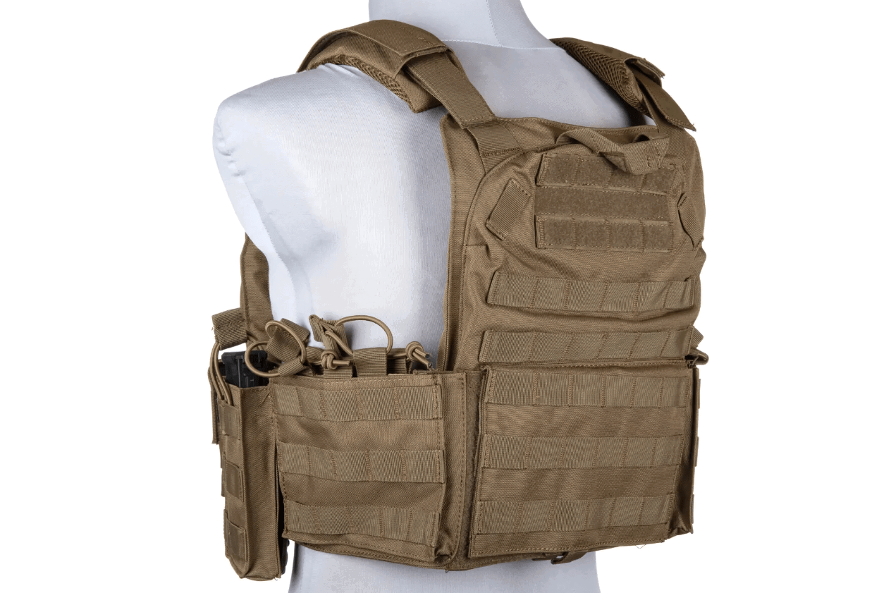 GFT Plate Carrier 8944-1 tan/coyote Taktische Weste in Coyote Brown mit Molle-System und Magazintaschen, seitliche Ansicht auf einem Mannequin.