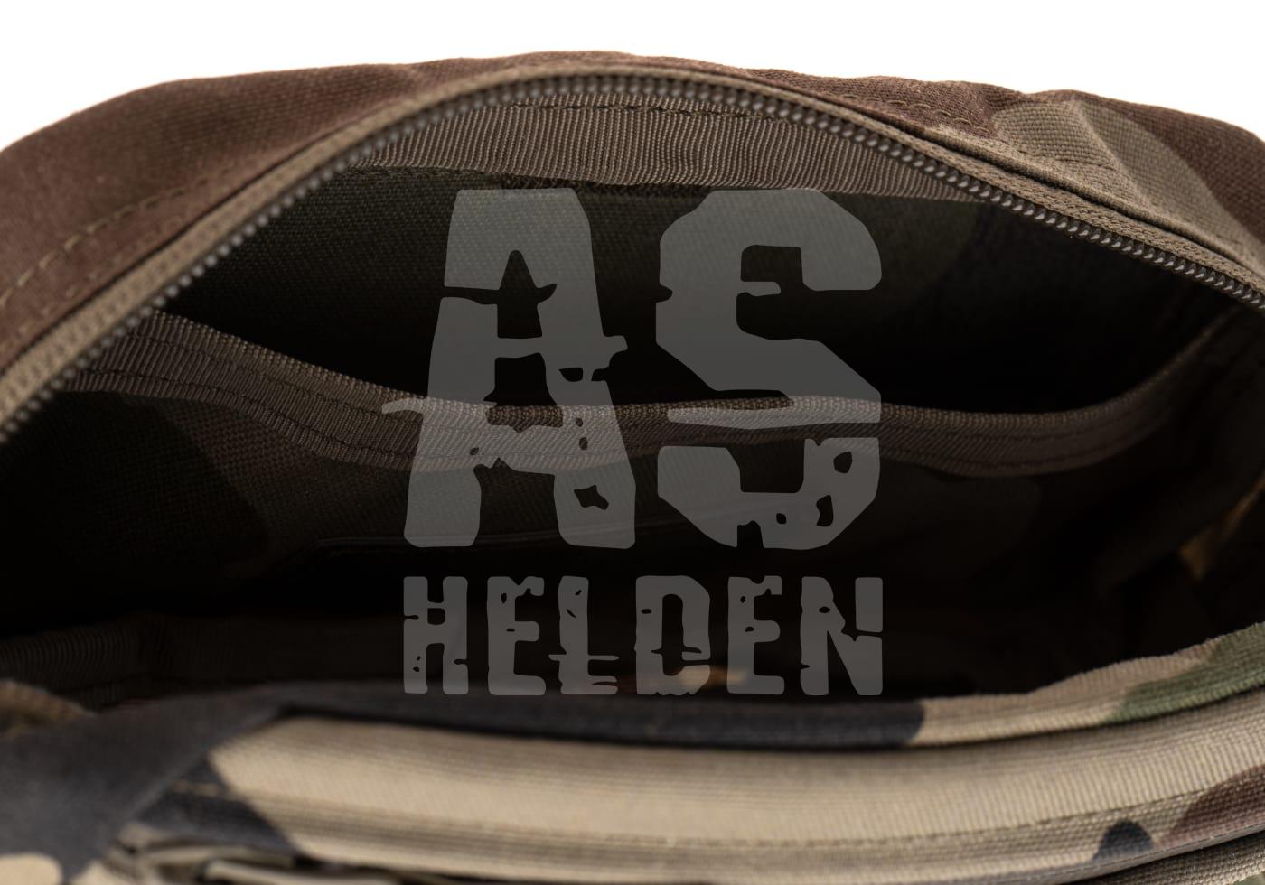 Geöffnete Camo-Tasche mit großem Hauptfach, AS Helden-Logo darüber.