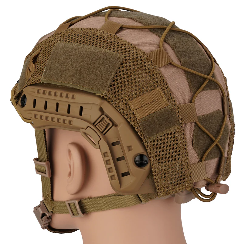Airsoft-Helm mit Tarnnetz und seitlichem Schienenmontagesystem auf einem Modellkopf.