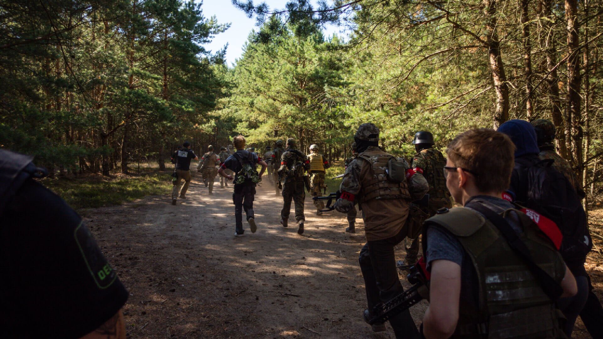 2024_event_airsoft_days_wsl_1 Airsoft Days in Mahlwinkel Spieler im Feld auf ihrer Mission