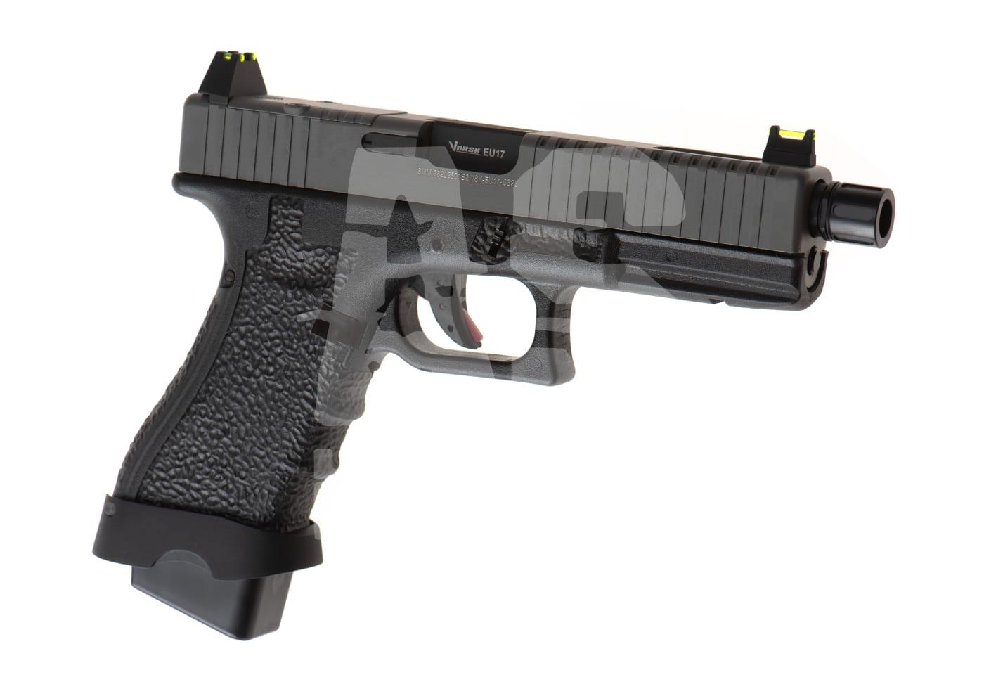 Airsoft-Pistole mit strukturiertem Griff und taktischem Visier, seitlich betrachtet.