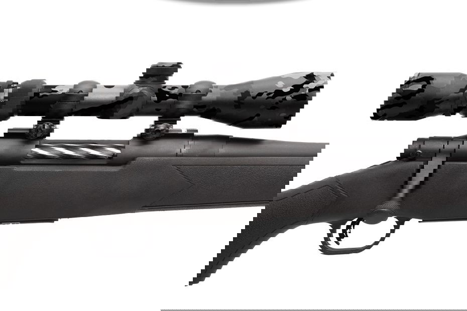 Airsoft-Scharfschützengewehr mit Zielfernrohr in schwarzer Tarnung, sägerahtartige Riffelung am Verschluss.