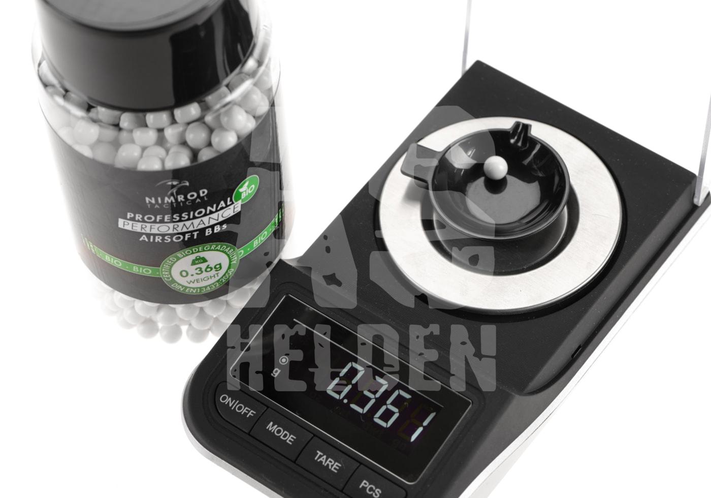 Nimrod 0.36g Bio BB Professional Performance 1000rds Airsoft-BBs 0.36g von Nimrod Tactical neben Feinwaage.