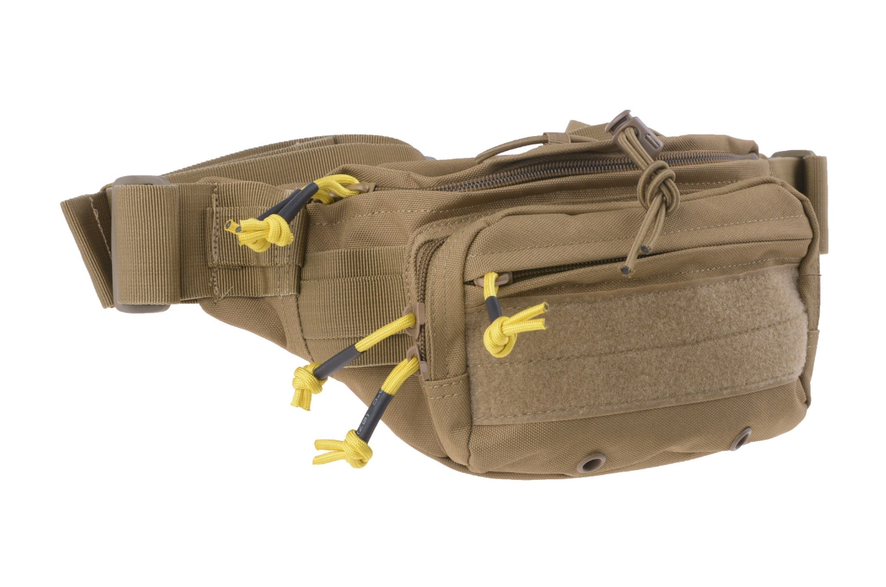 Taktische Gürteltasche in Coyote-Braun mit gelben Reißverschlusszügen für Airsoft-Zubehör.