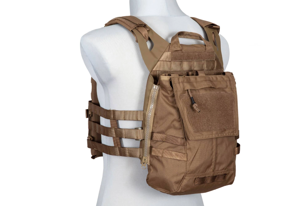 Braune Airsoft-Weste mit MOLLE-System, auf Schaufensterpuppe präsentiert, Rückansicht.