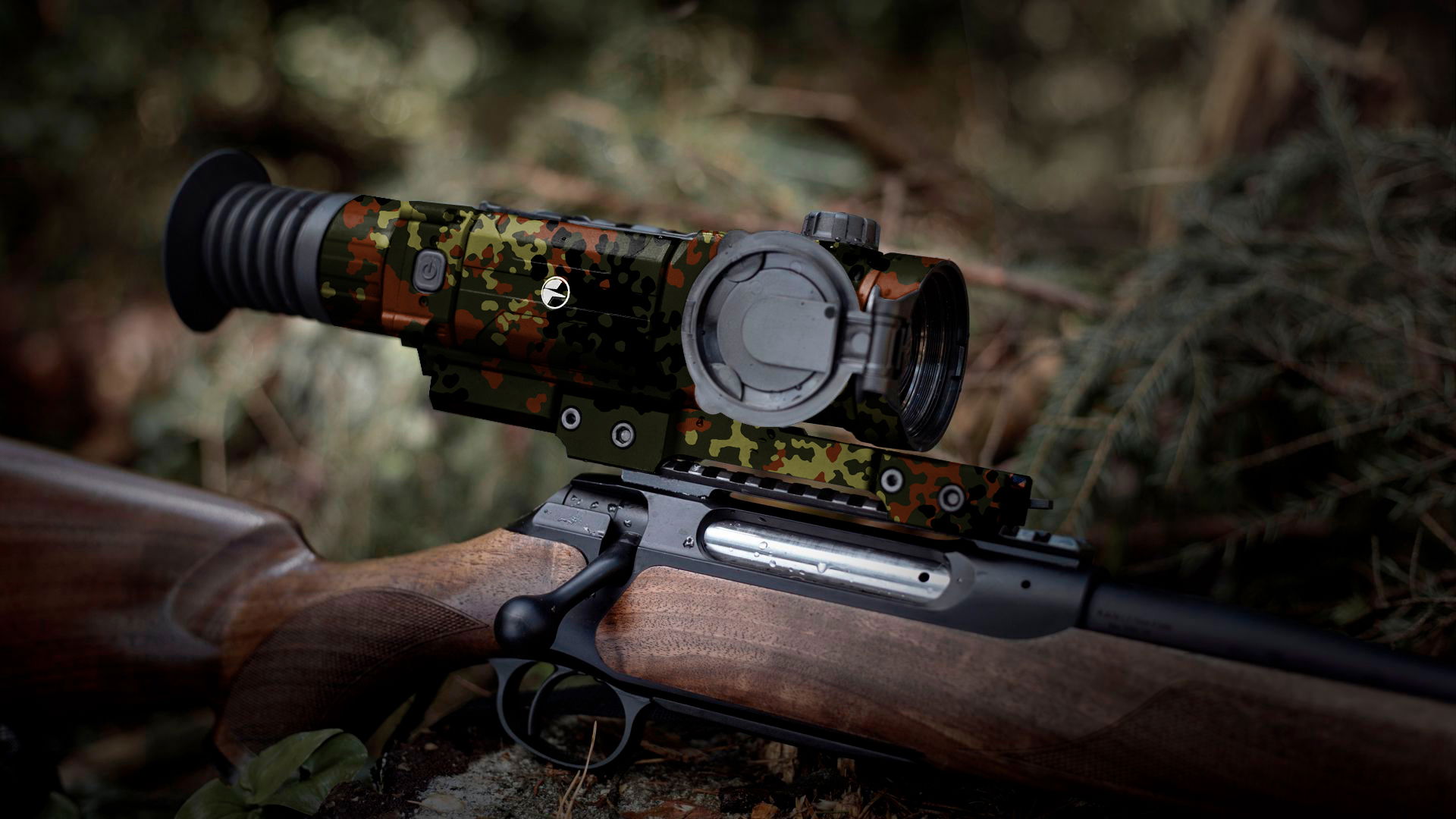 GunsWrap Scope Skins Gewehr mit Zielfernrohr im Tarnmuster, auf einem Holzschaft montiert, in Waldumgebung.