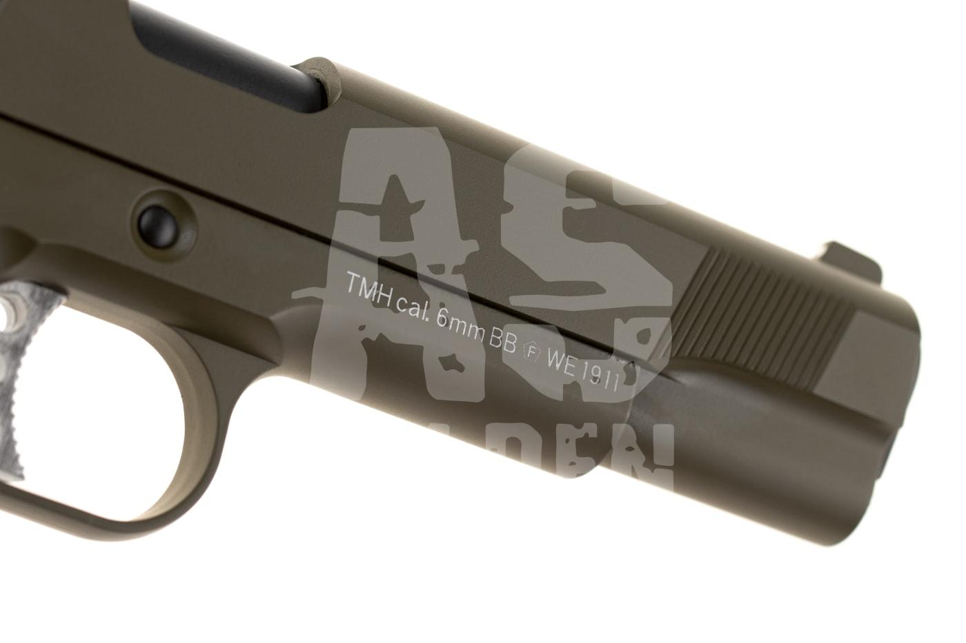 Nahaufnahme einer Airsoft-Pistole, Kaliber 6mm BB, Modell WE1911, olivefarben.