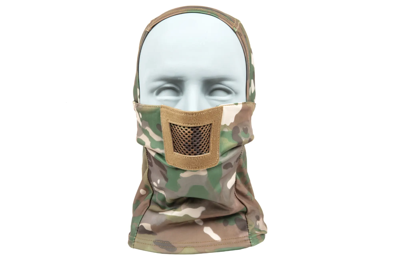 Tarnfarbene Airsoft-Balaclava mit Mesh-Mundschutz auf einer Modellbüste.