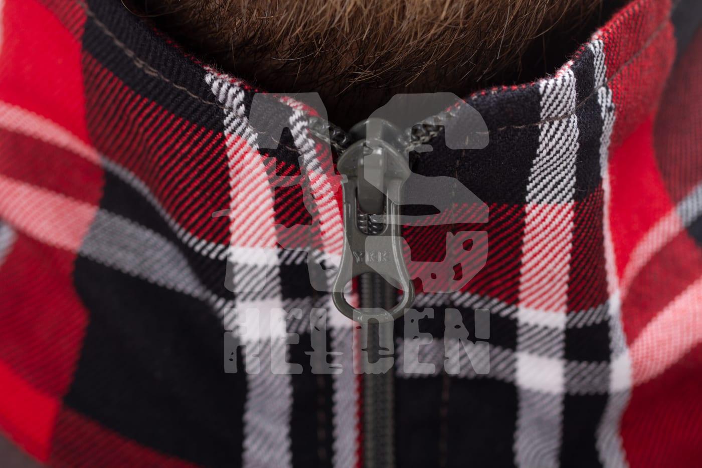 Flannel Combat Shirt Nahaufnahme eines karierten Reißverschlusses in Rot, Schwarz und Weiß.