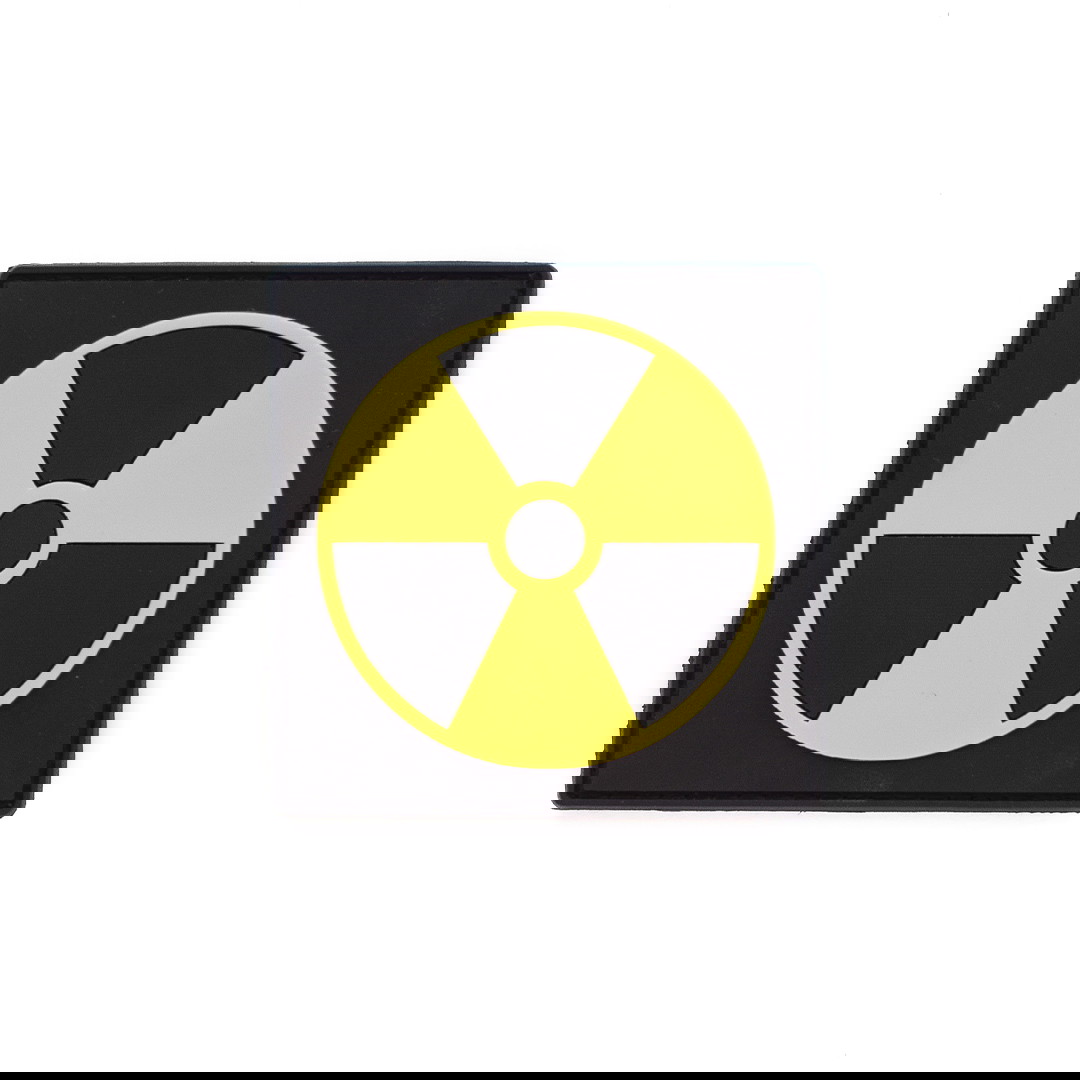 Gelbes radioaktives Warnsymbol auf schwarzem Patch.