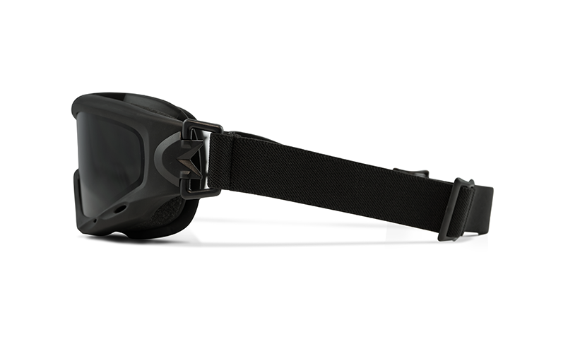 Schwarze Schutzbrille mit verstellbarem Band und getönten Gläsern, seitlich abgebildet.