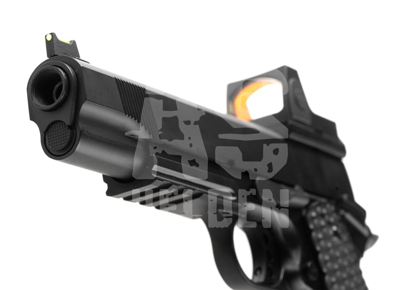 Schwarze Airsoft-Pistole mit Red-Dot-Visier, Vorderseite im Fokus.