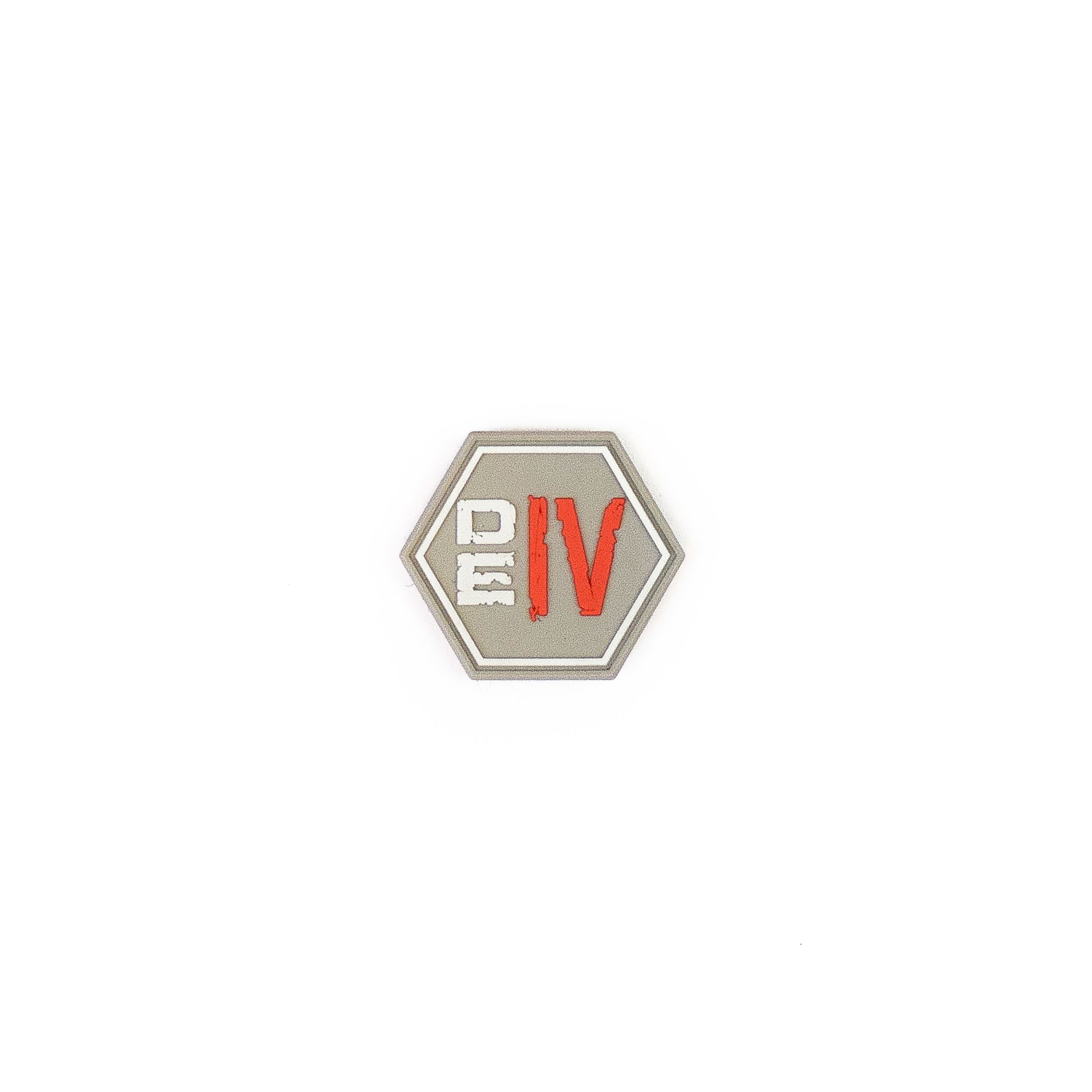 Hexagonale Airsoft-Patch mit "DE IV" in Rot und Weiß auf grauem Hintergrund.