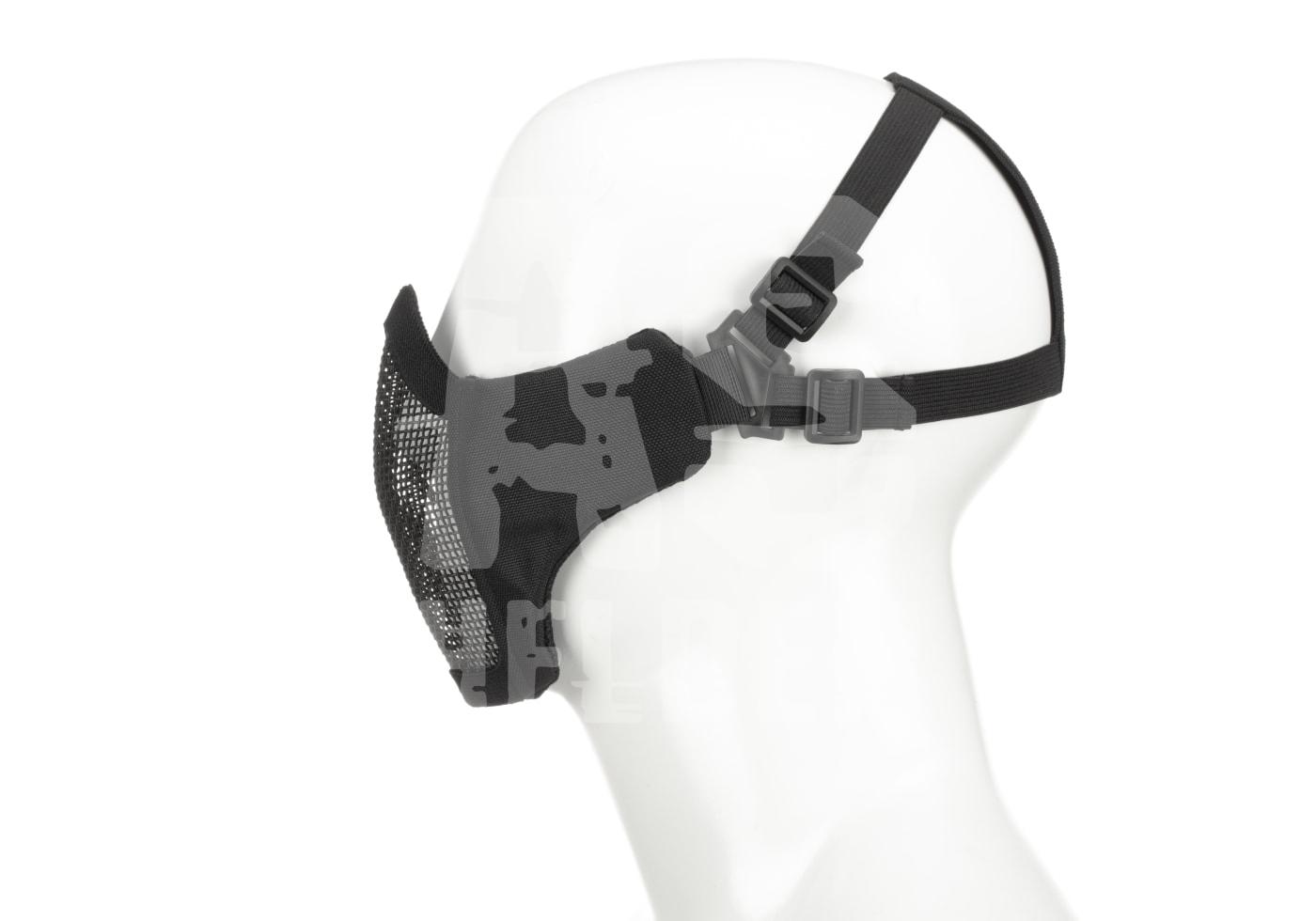 Mk.II Steel Half Face Mask Airsoft-Maske mit Tarnmuster und verstellbaren Riemen an weißem Modellkopf seitlich gezeigt.