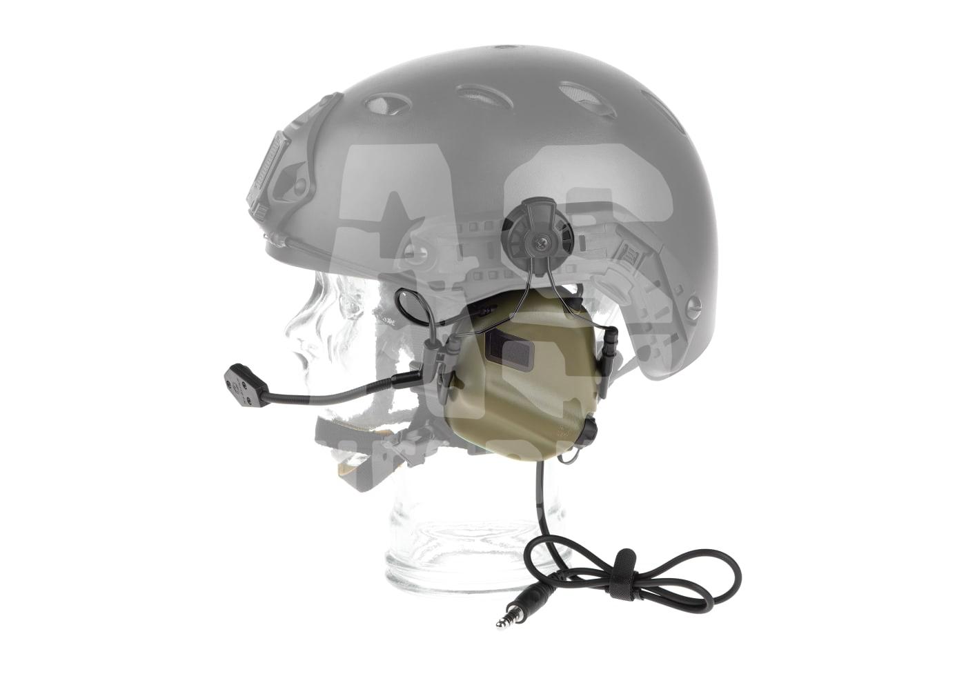 Airsoft-Helm mit integriertem Headset und Mikrofon, angeschlossener Audiokabel für taktische Kommunikation.