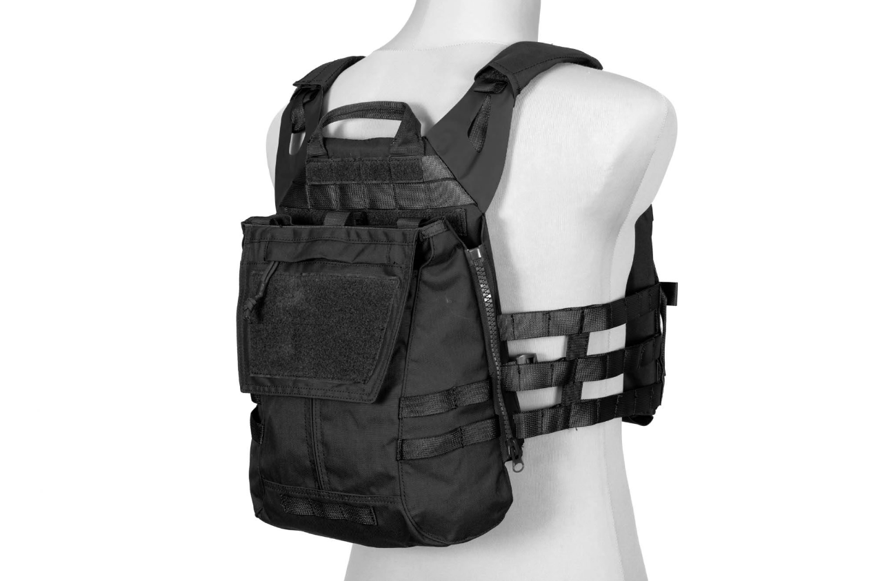 Schwarze, taktische Rückenplatte an weißem Mannequin, mit MOLLE-Schlaufen und Klettfläche.