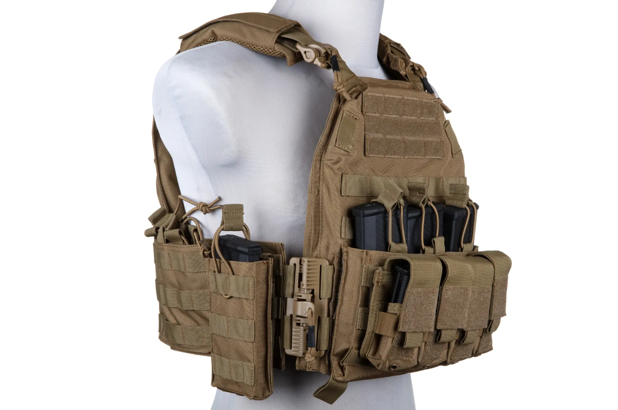 GFT Plate Carrier 8944-1 tan/coyote Taktische Weste in Coyote-Braun mit Magazintaschen, auf Schaufensterpuppe. Ideal für Airsoft-Ausrüstung.