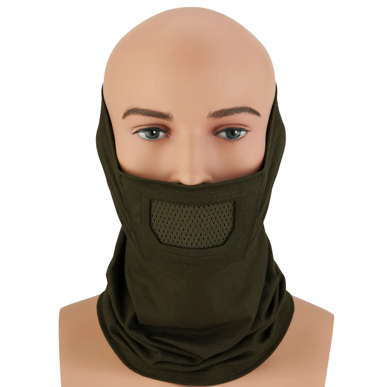 Olivegrüne Balaclava mit Atemschutz auf Mannequin. Ideal für Airsoft und Tarnung.