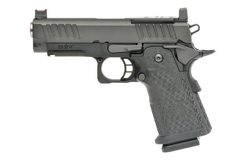 Schwarze Airsoft-Pistole im 1911-Stil, seitliche Ansicht, mit strukturiertem Griff und kompakter Bauform.