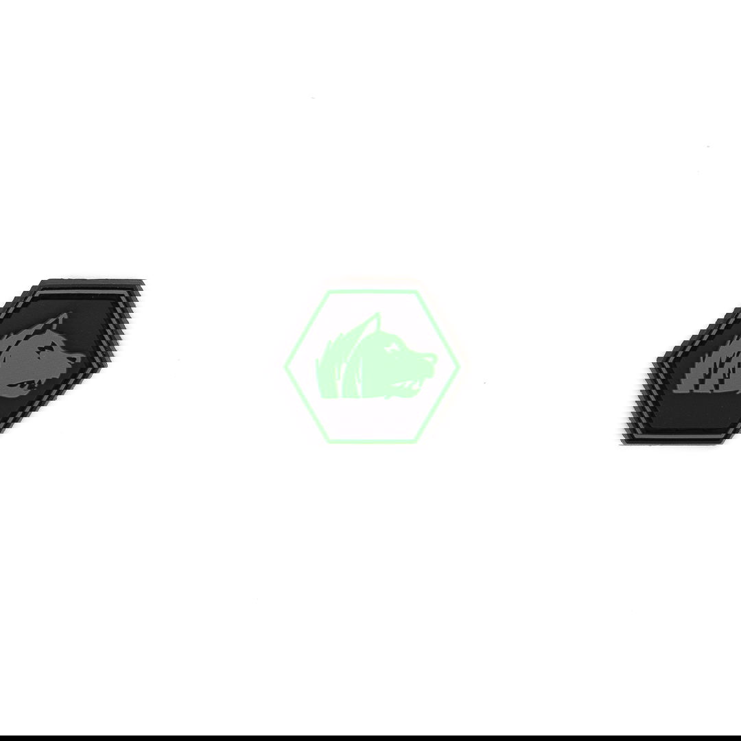 Grüner Wolfkopf-Patch in sechseckiger Form, schwarzer Hintergrund. Ideal für Airsoft-Uniformen.