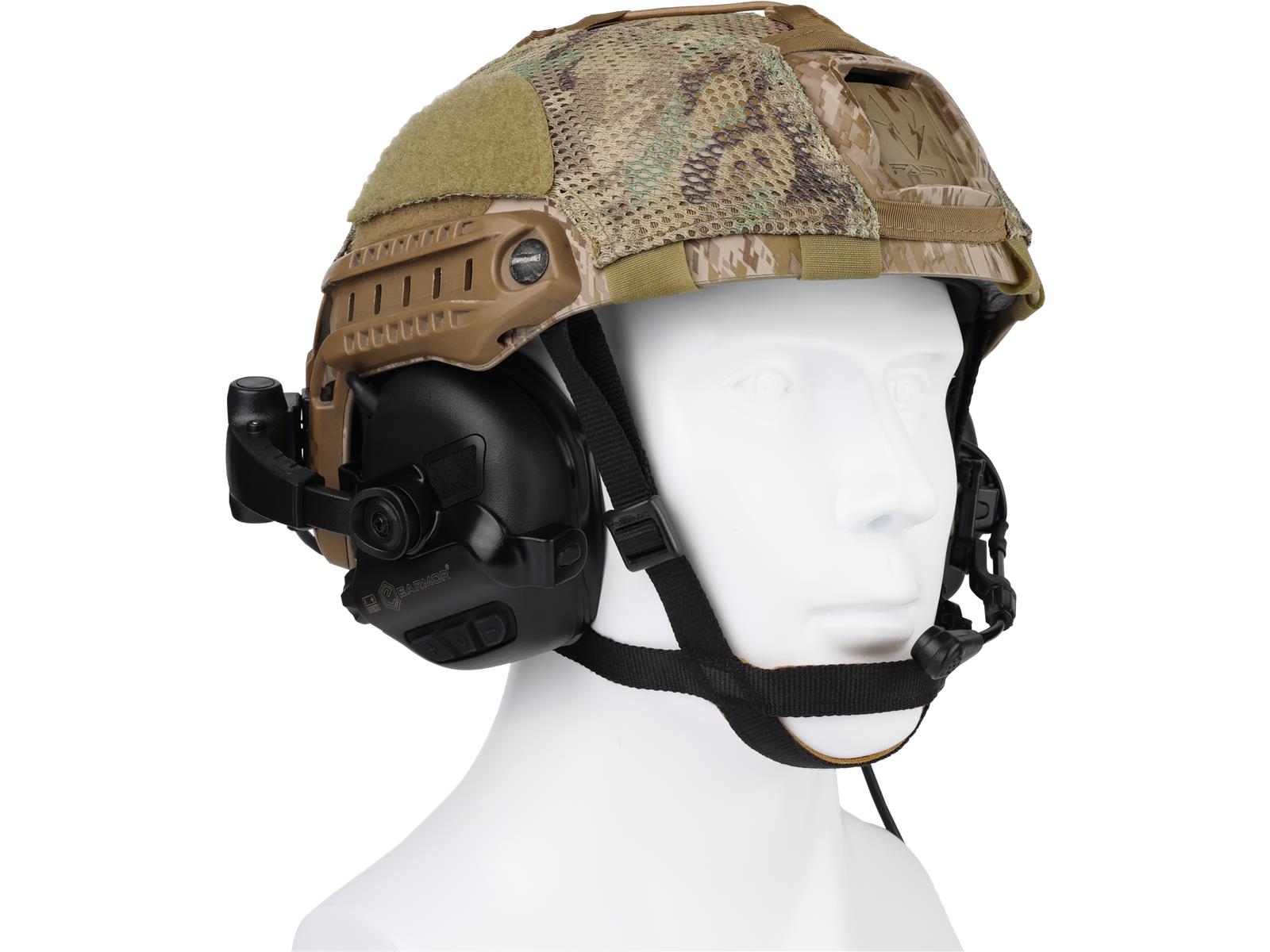 Taktischer Helm mit Tarnmuster und integriertem Gehörschutz für Airsoft.