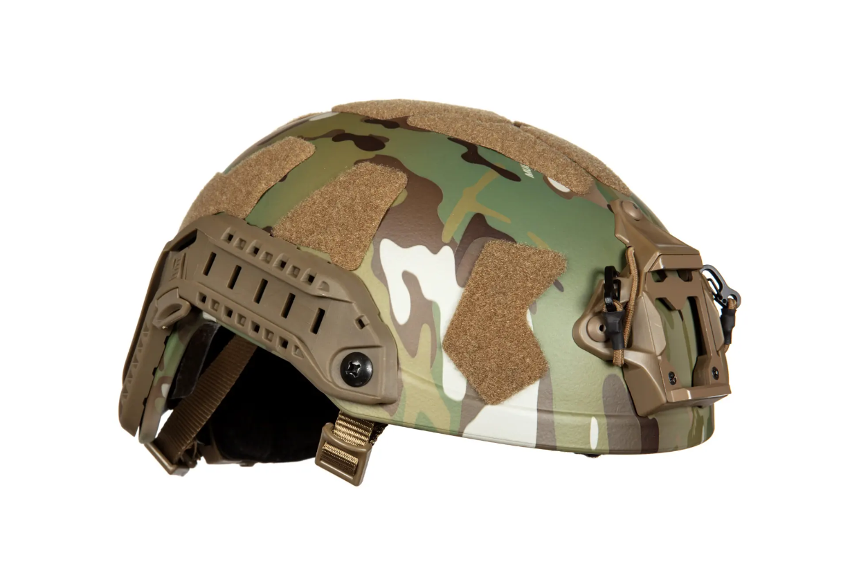 Taktischer Camouflage-Helm mit Klettflächen und Schienen, ideal für Airsoft.