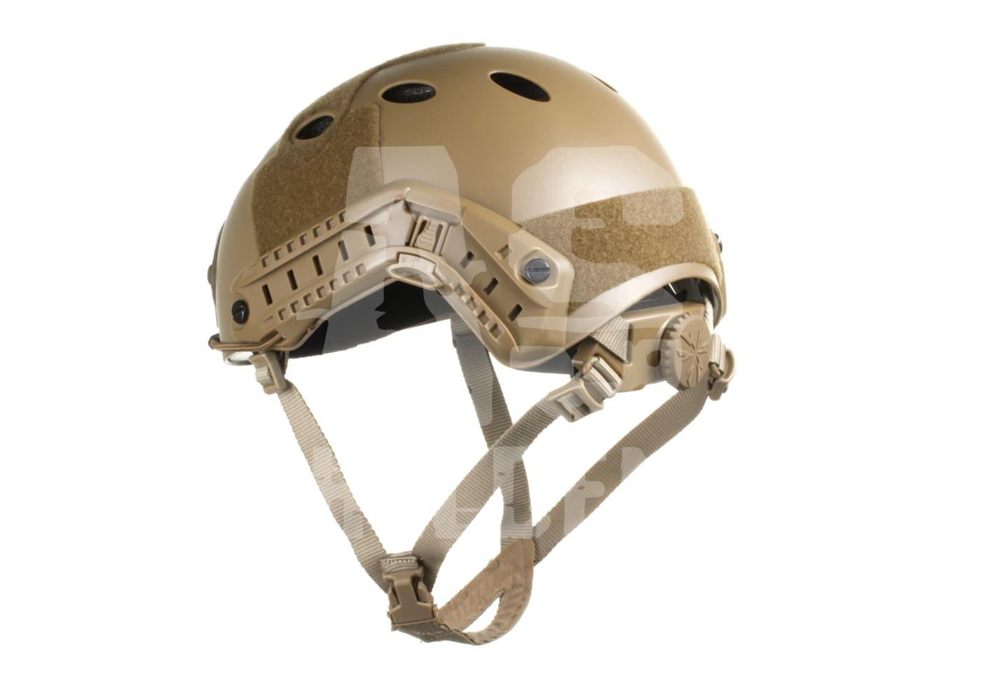 Airsoft Helm in Sandfarbe mit Belüftungslöchern und Kinnriemen.