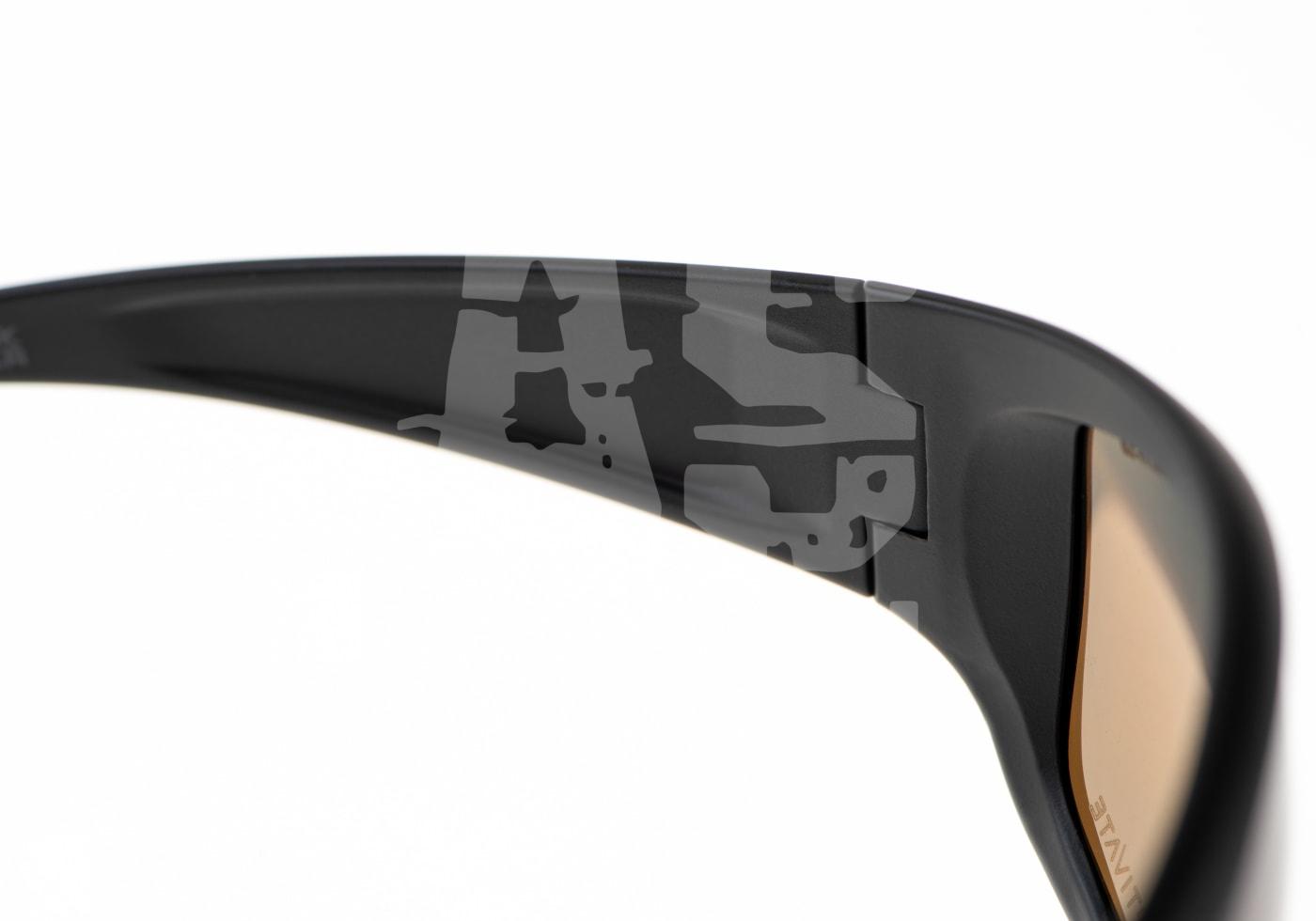 WX Omega Captivate Polarized Grey Nahaufnahme eines schwarzen Brillenbügel mit matter Oberfläche und hellen Gläsern, geeignet für Airsoft-Aktivitäten.