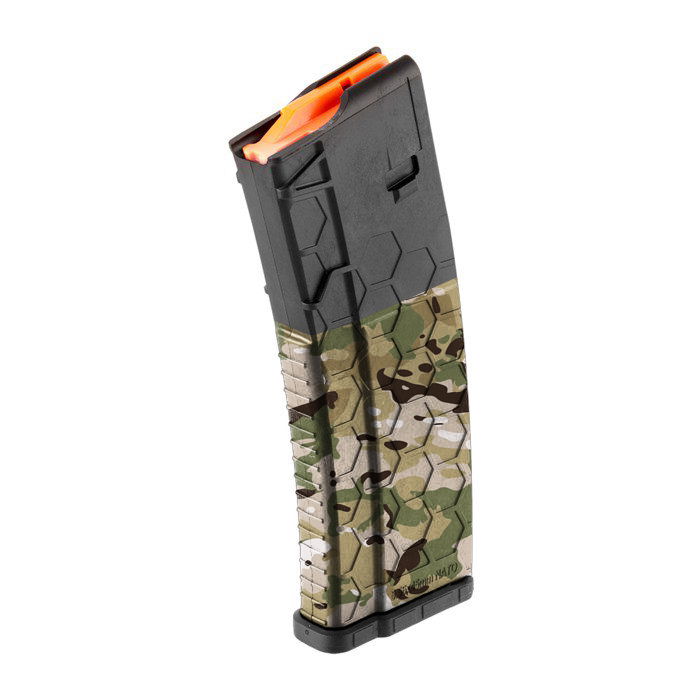 GunsWrap AR15 / M4 Rifle Magazin Skins Airsoft-Magazin aus Kunststoff mit Tarnmuster, schwarze und orangefarbene Details.