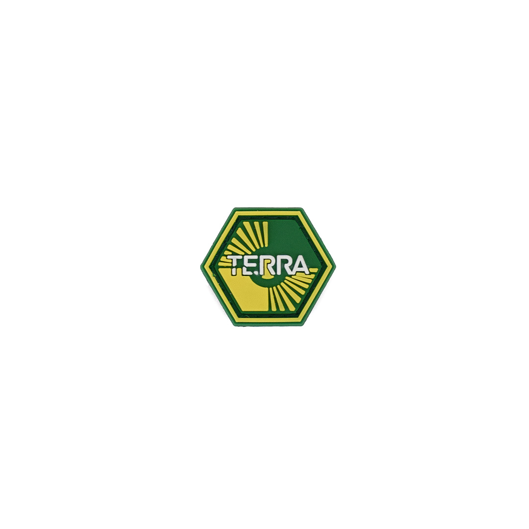Sechseckiger Patch mit grün-gelbem Design und der Aufschrift "TERRA" in der Mitte.