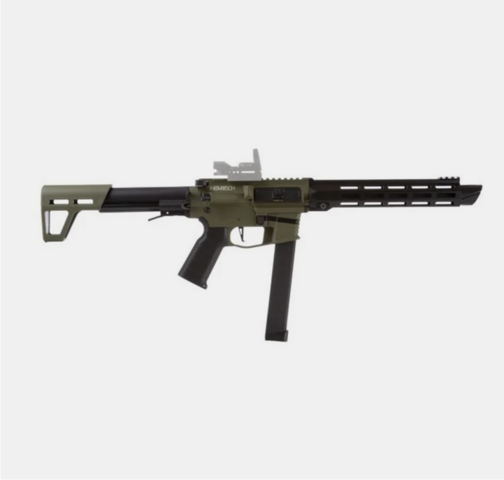 Airsoft Maschinenpistole NEMECH in oliv und schwarz, mit taktischem Schaft und M-LOK Handguard.