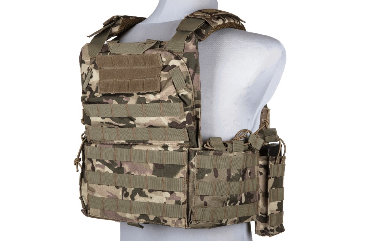 Tarnfarbene Airsoft-Weste mit MOLLE-System auf einer Schaufensterpuppe.