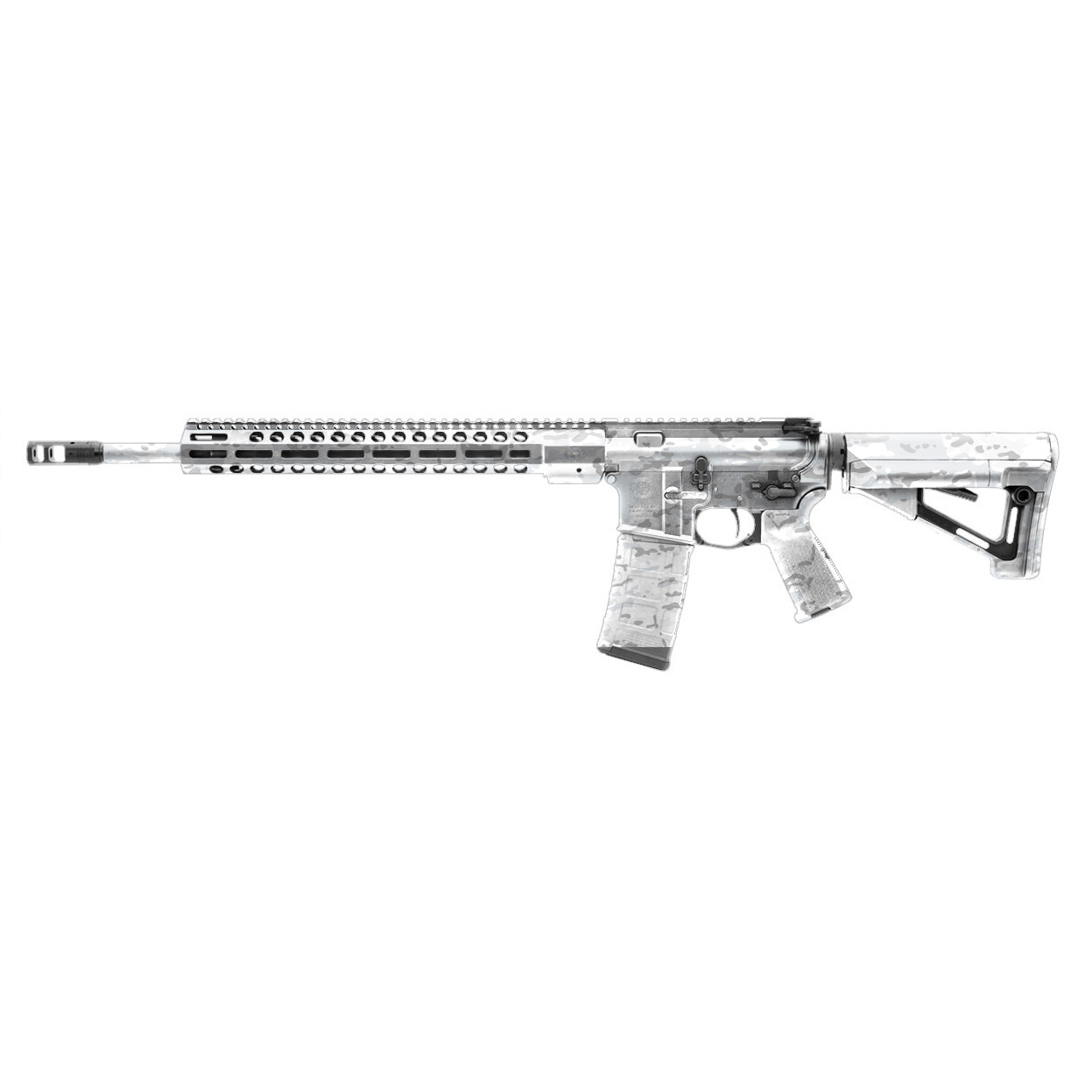 Airsoftgewehr mit langem Lauf und Tarnmuster, klare Details, taktische Elemente sichtbar.