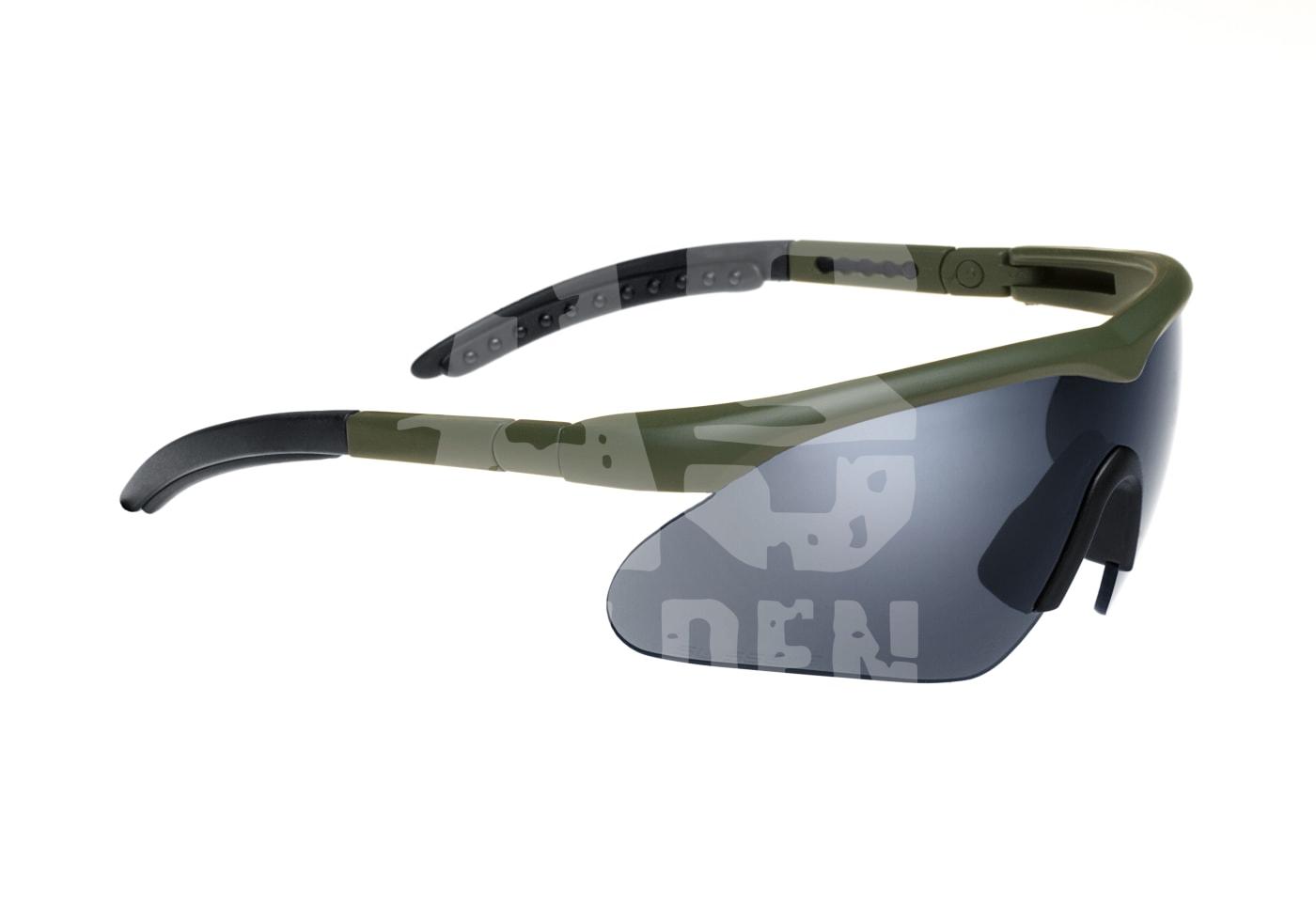 Tarnfarbene Schutzbrille mit dunklen Gläsern für Airsoft-Einsatz.
