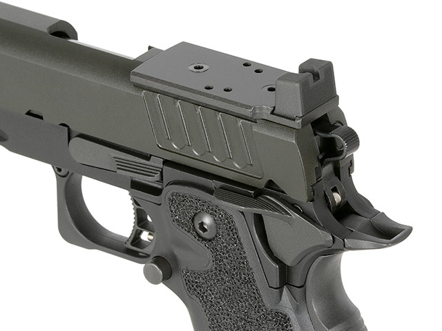 Airsoft-Pistole Nahaufnahme, metallisches Design, obere Schiene zur Montage von Zubehör.