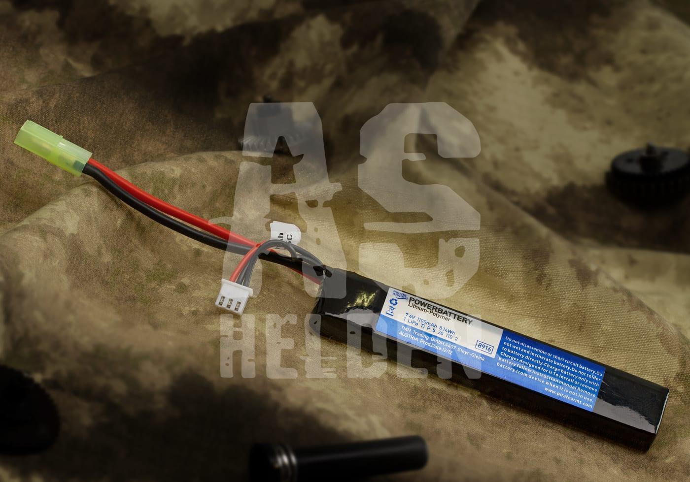 LiPo-Akku 7,4V mit Kabel und Stecker auf tarnfarbener Oberfläche, ideal für Airsoft-Waffen.