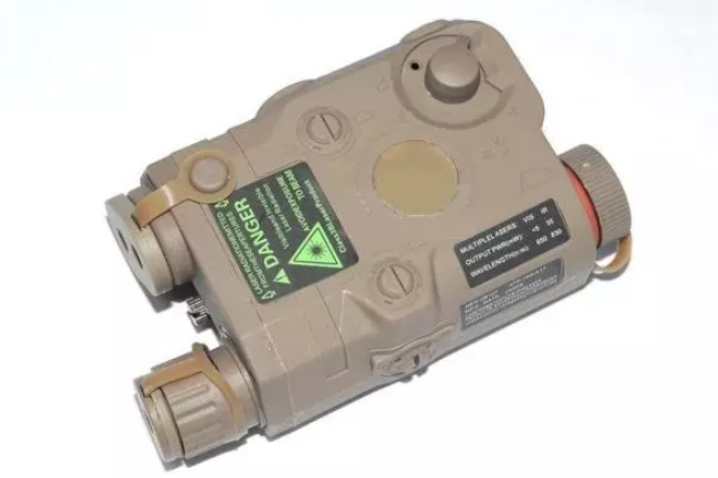 FMA AN/PEQ 15 Battery Case Winkellaser-Modul in Tarnfarbe mit Aufkleber "Danger", Bedienelementen und Markierungen, geeignet für Airsoft-Zubehör.