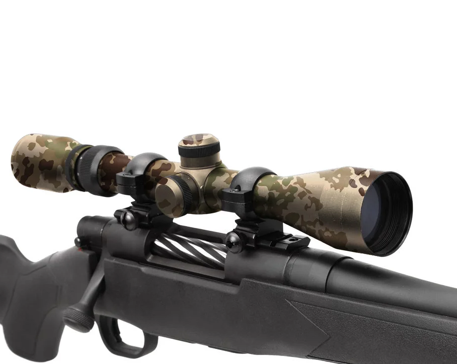 Tarnfarben-Zielfernrohr auf schwarzem Gewehr montiert, Nahaufnahme.